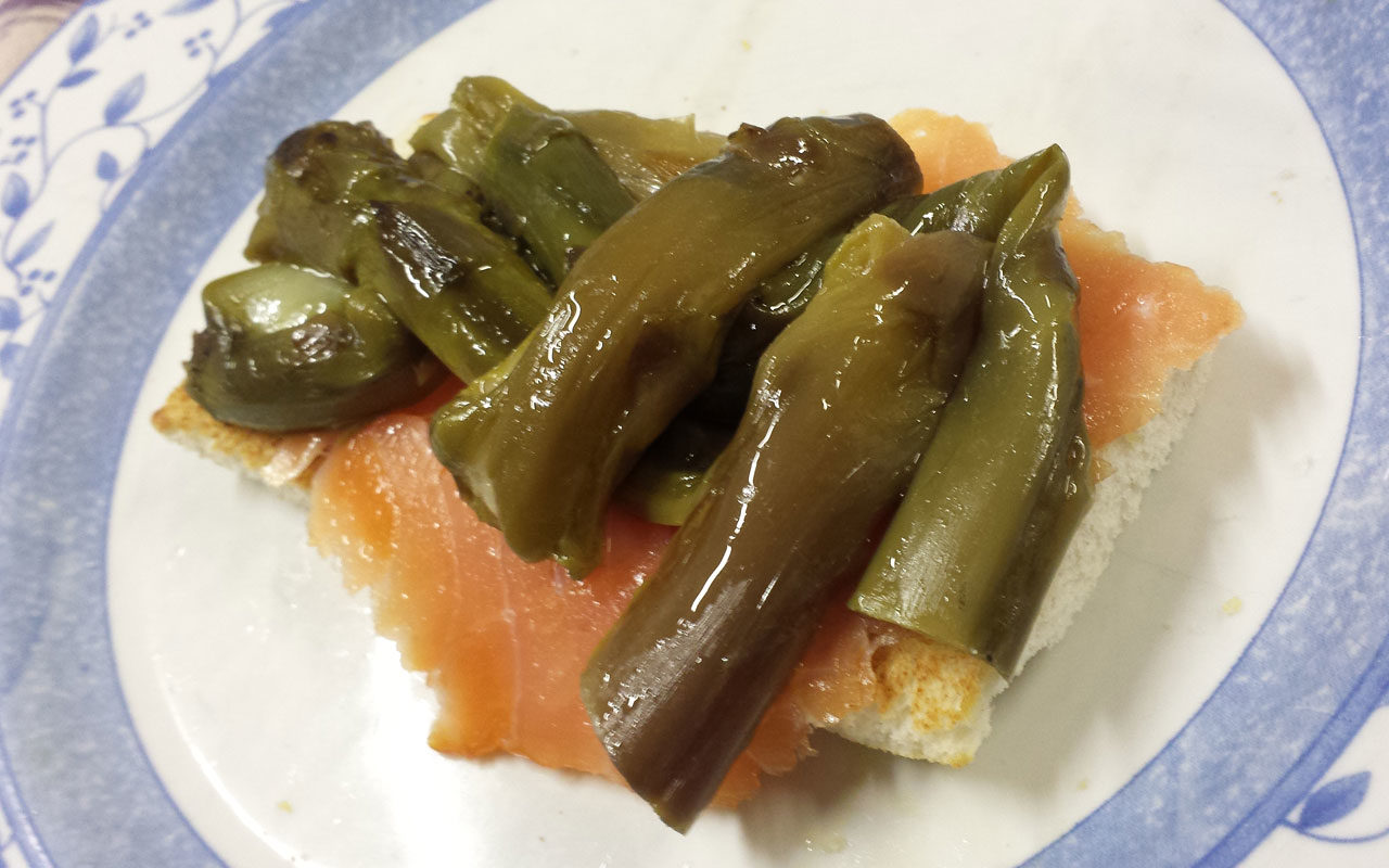 crostini-asparagi-viola-e-salmone-1280x800.jpg